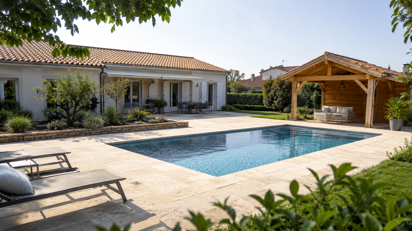 Piscine béton contemporaine avec plage travertin et pool house