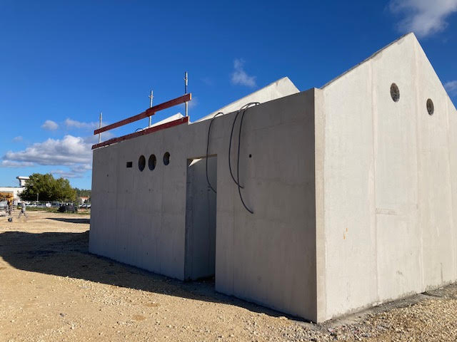 Bâtiment préfabriqué en prémurs béton avec ouvertures circulaires