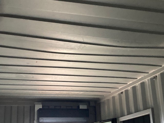 Coulage d'une dalle béton sur bac acier collaborant dans un bâtiment industriel