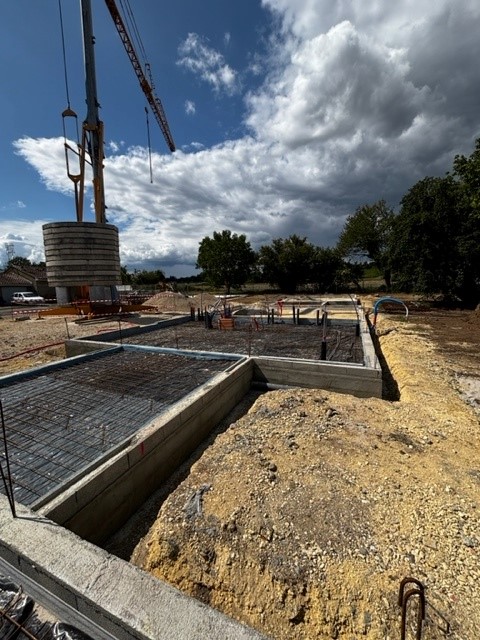 Fondations et longrines béton d'une maison neuve à Creysse avec grue
