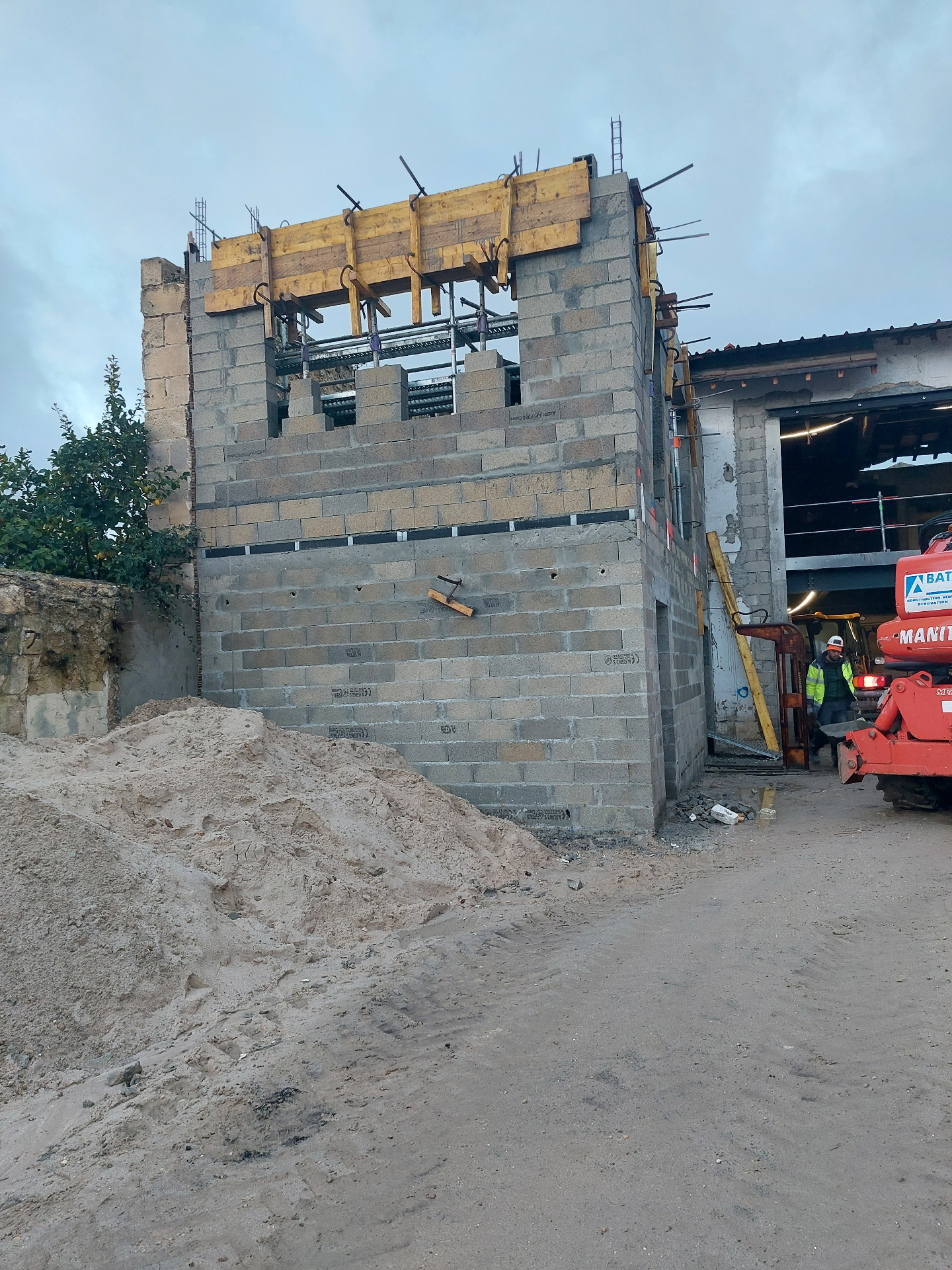 Élévation de murs en agglos avec coffrage bois en attente de coulage