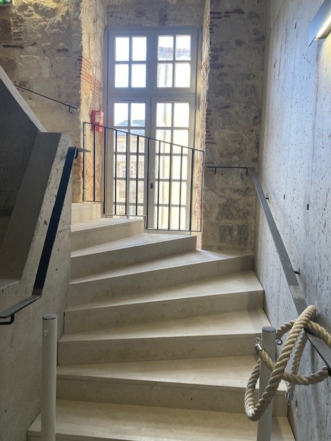 Création d'un escalier en pierre dans un bâtiment patrimonial rénové