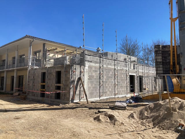 Extension d'un EHPAD en agglos avec échafaudage et grue sur le chantier