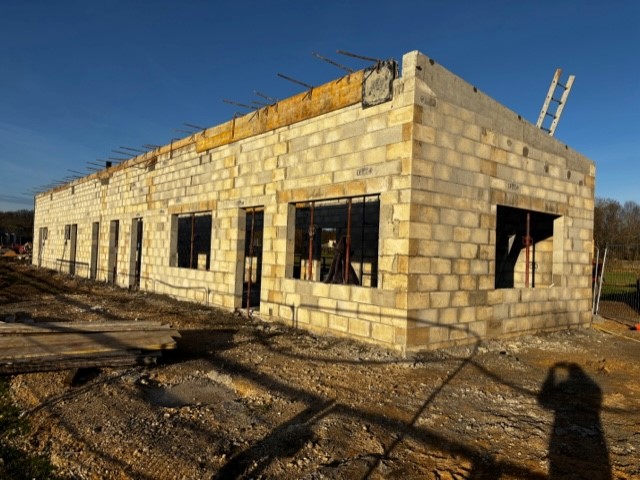 Gros œuvre d'un bâtiment en agglos à Eymet avec chaînages en attente