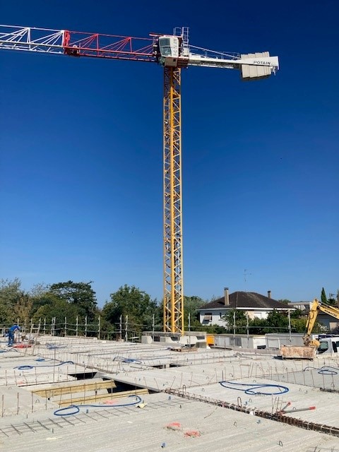 Plancher béton et grue Potain sur chantier de logements collectifs