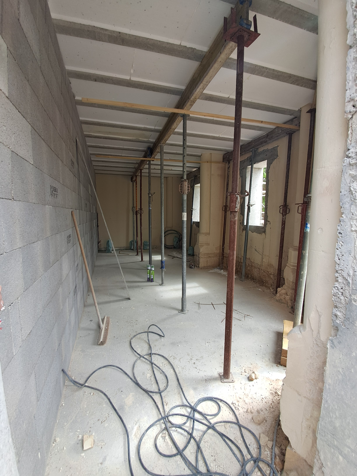 Plancher hourdis étayé dans un bâtiment ancien rénové avec murs en agglos