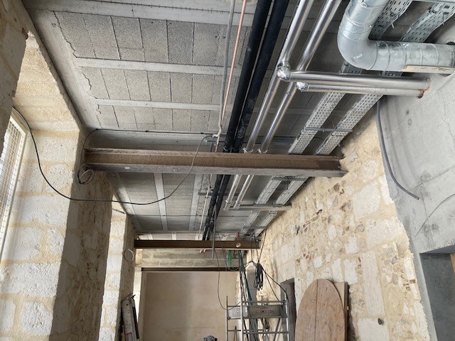 Rénovation d'un plancher hourdis avec poutres métalliques dans un bâtiment en pierre