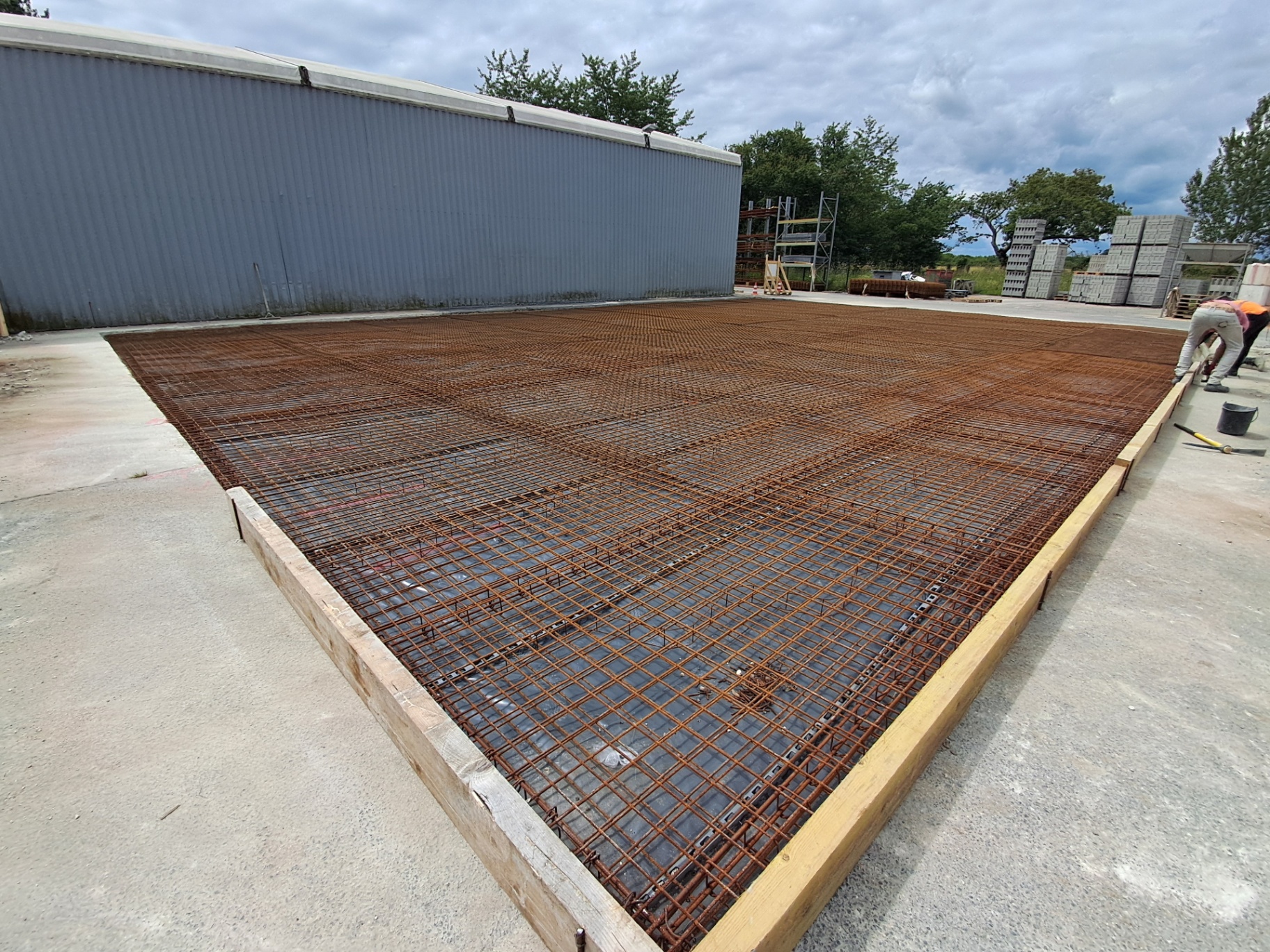 Ferraillage d'une plateforme béton avec treillis soudé avant coulage