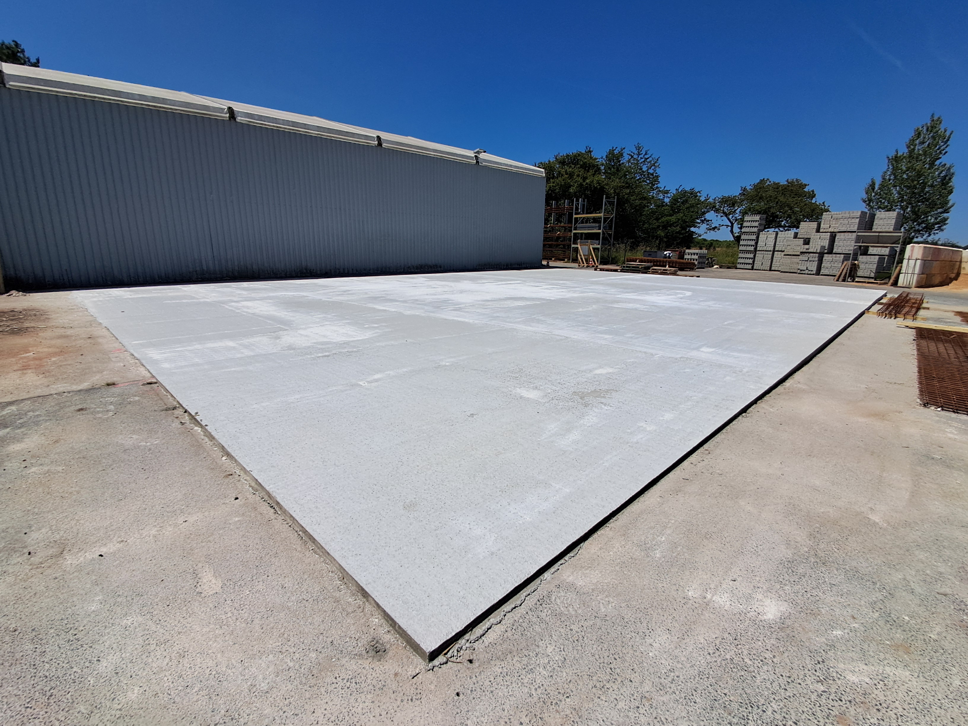 Plateforme béton lissée pour zone de stockage extérieure