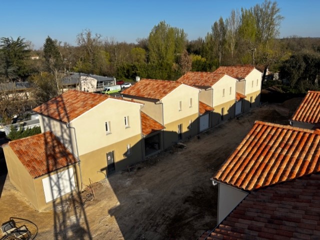 Vue aérienne d'un ensemble de maisons neuves avec toitures en tuiles au Pont Roux
