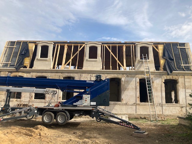 Rénovation d'une toiture avec lucarnes en pierre et charpente bois sur bâtiment ancien — avant