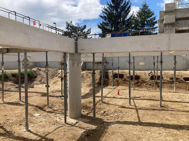 Poteaux béton et longrines étayés sur chantier d'un bâtiment tertiaire