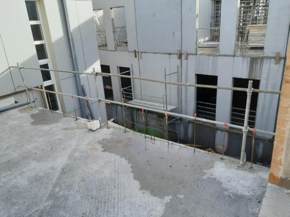 Façade en prémurs béton d'un EHPAD tertiaire avec échafaudage